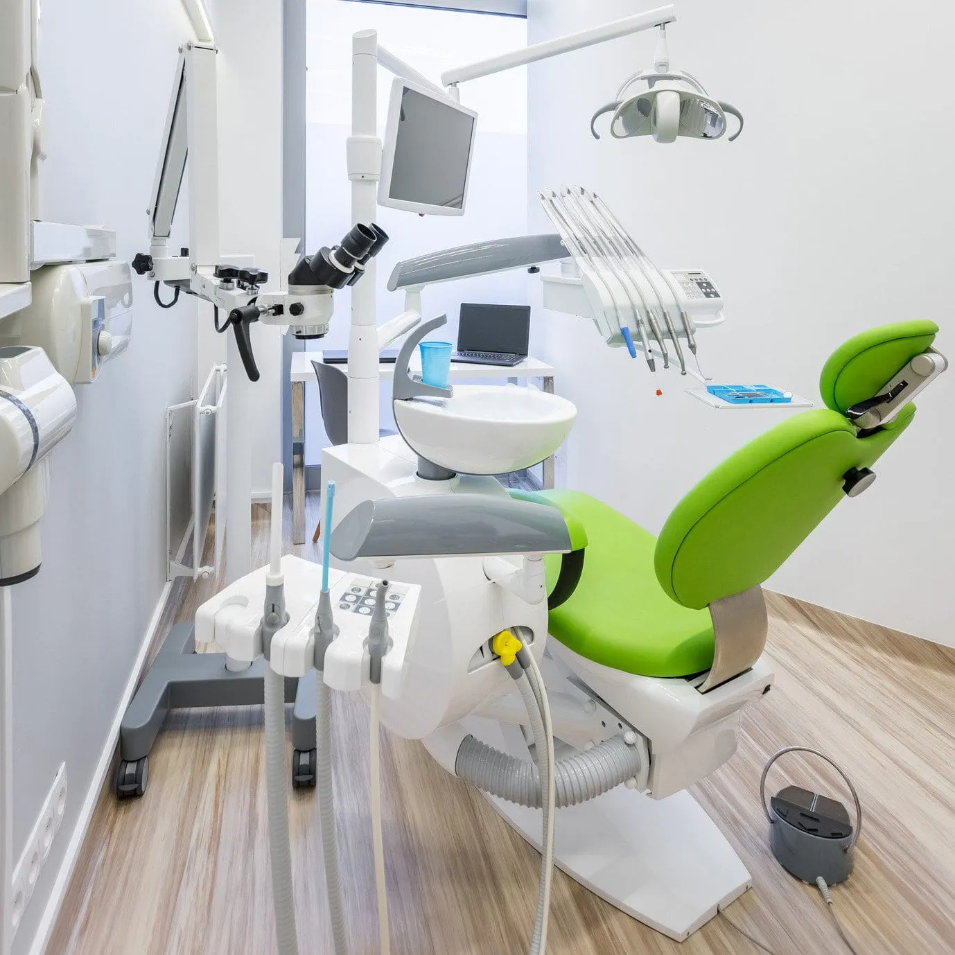 Sala zabiegowa Medical-Dent z fotelem dentystycznym i mikroskopem