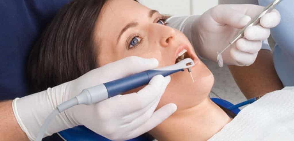 Leczenie dentystyczne z użyciem końcówki zabiegowej