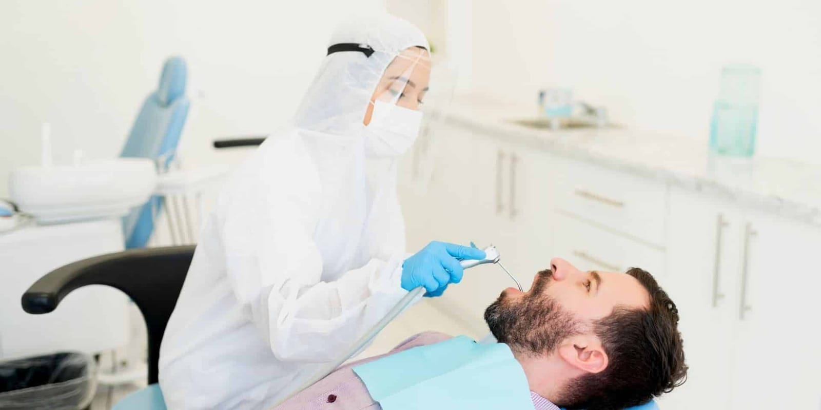 Badanie pacjenta w fotelu stomatologicznym