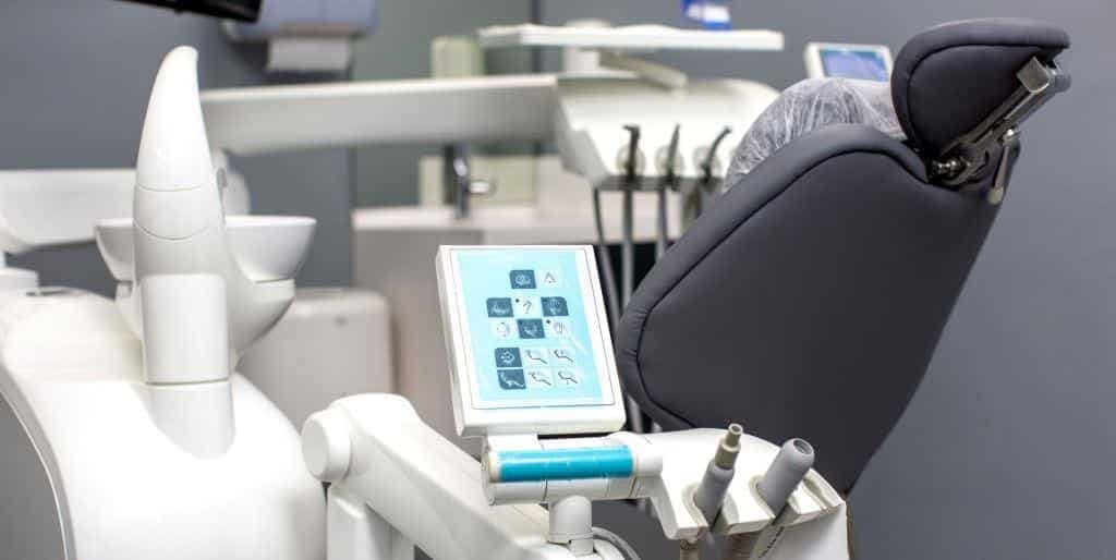 Nowoczesny fotel i sprzęt w gabinecie stomatologicznym