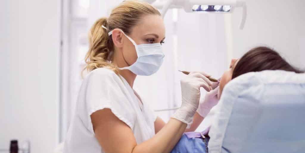 Dentystka badająca jamę ustną