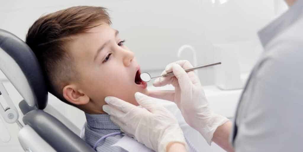 Badanie zębów dziecka lusterkiem dentystycznym