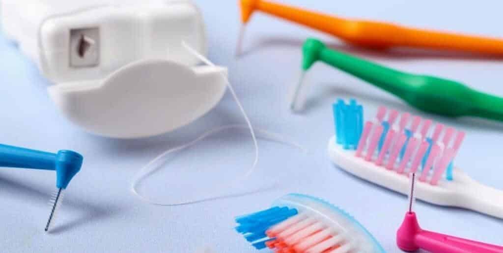 Nić dentystyczna, szczoteczki i przybory do czyszczenia między zębami