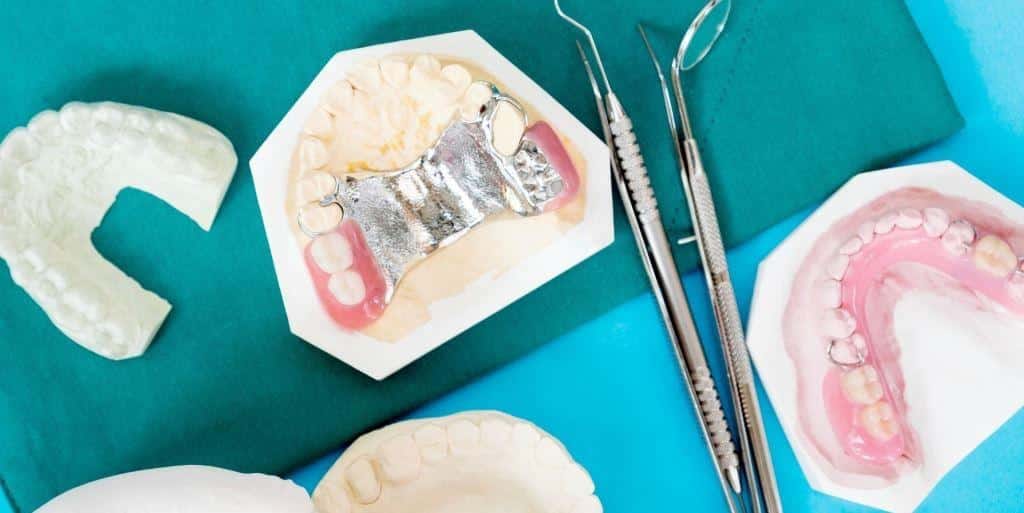 Modele protez i narzędzia stomatologiczne na serwecie