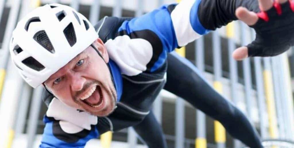 Rowerzysta w kasku podczas upadku
