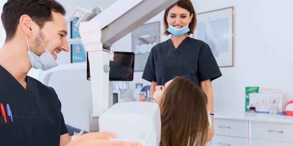 Zespół stomatologiczny rozmawia z pacjentką