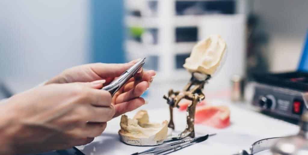 Praca z modelami zębów i narzędziami