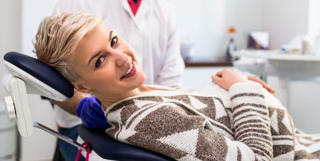 Pacjentka siedząca na fotelu dentystycznym