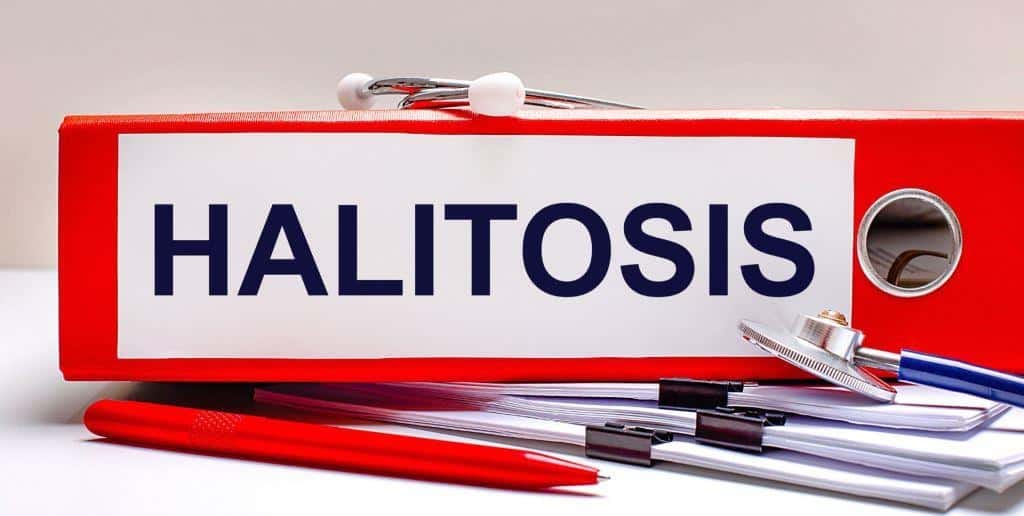 Teczka z napisem Halitosis obok narzędzi stomatologicznych