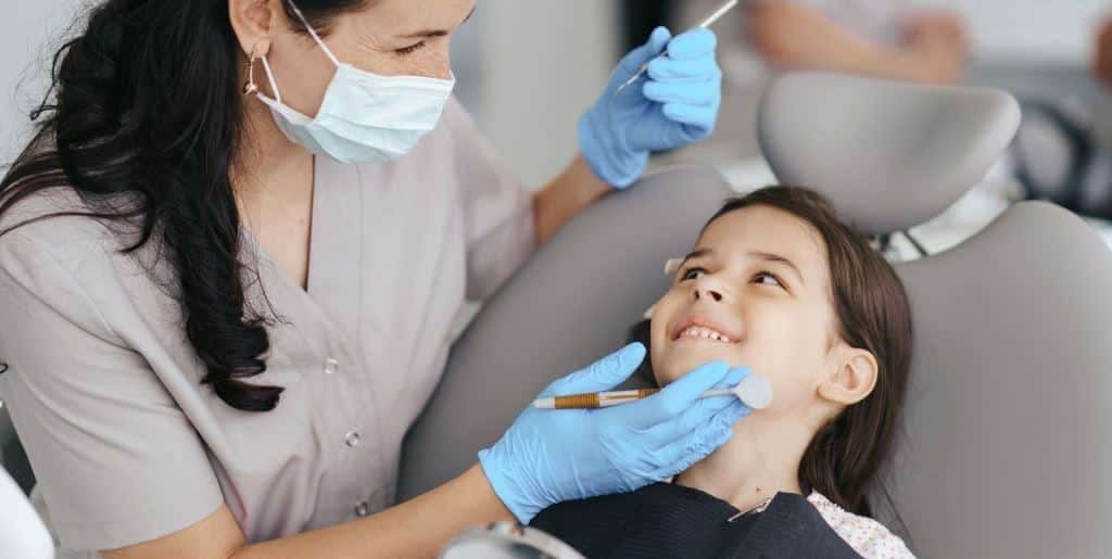 Dentystka badająca zęby dziecka