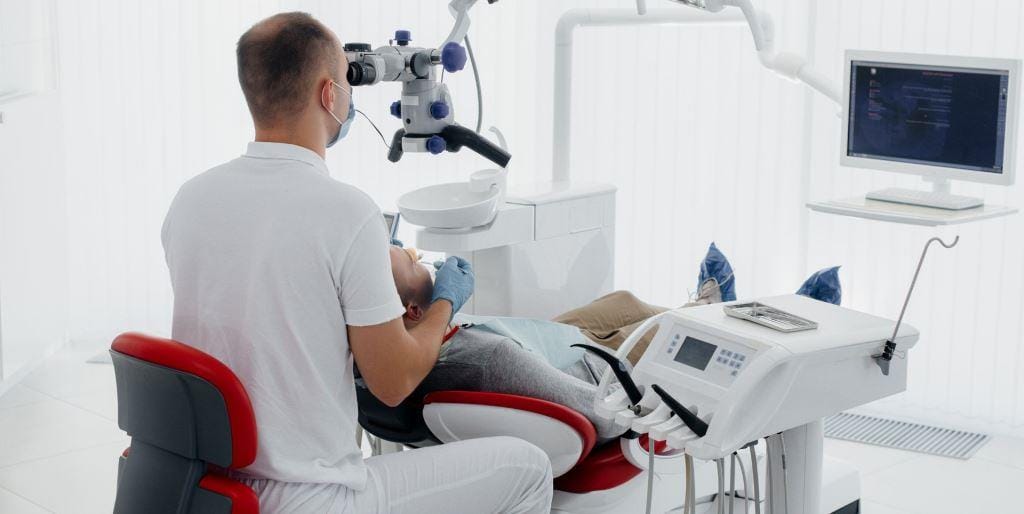 Dentysta używa mikroskopu podczas leczenia