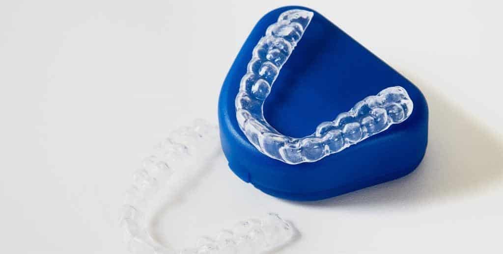 Przezroczysta nakładka na niebieskim etui
