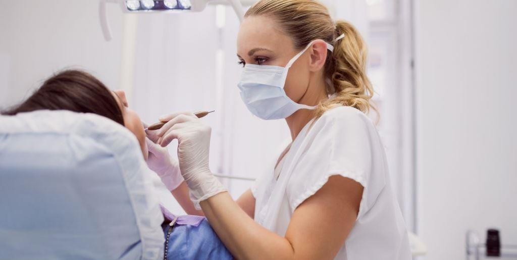Badanie pacjentki na fotelu stomatologicznym