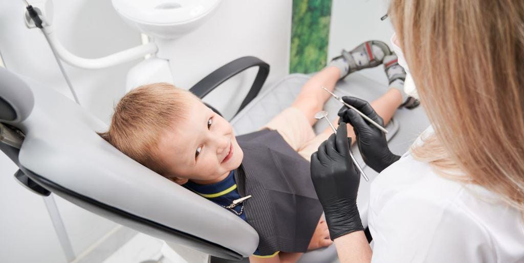 Dziecko na fotelu dentystycznym podczas wizyty