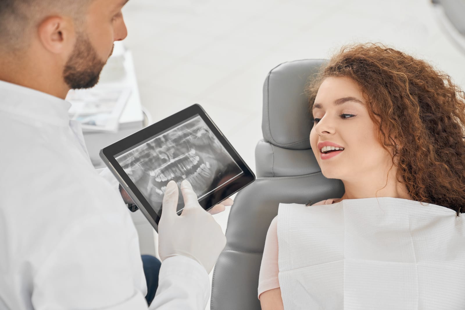 Dentysta omawiający zdjęcie RTG z pacjentką