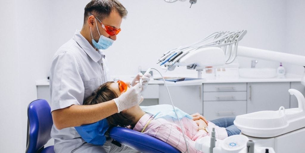 Leczenie pacjentki na fotelu stomatologicznym