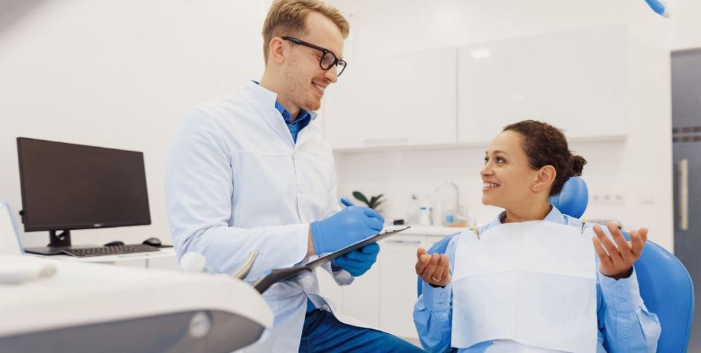 Dentysta rozmawia z pacjentką o jej obawach