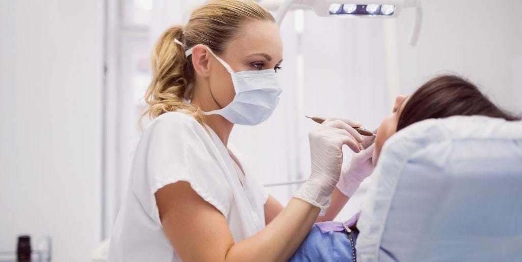 Dentysta badający pacjenta