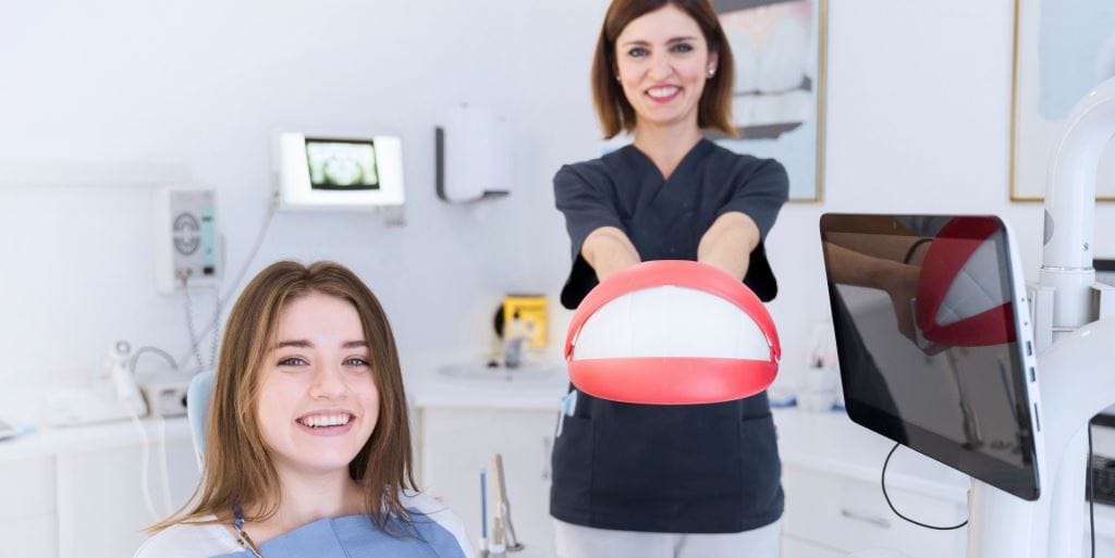 Model zębów prezentowany obok pacjentki