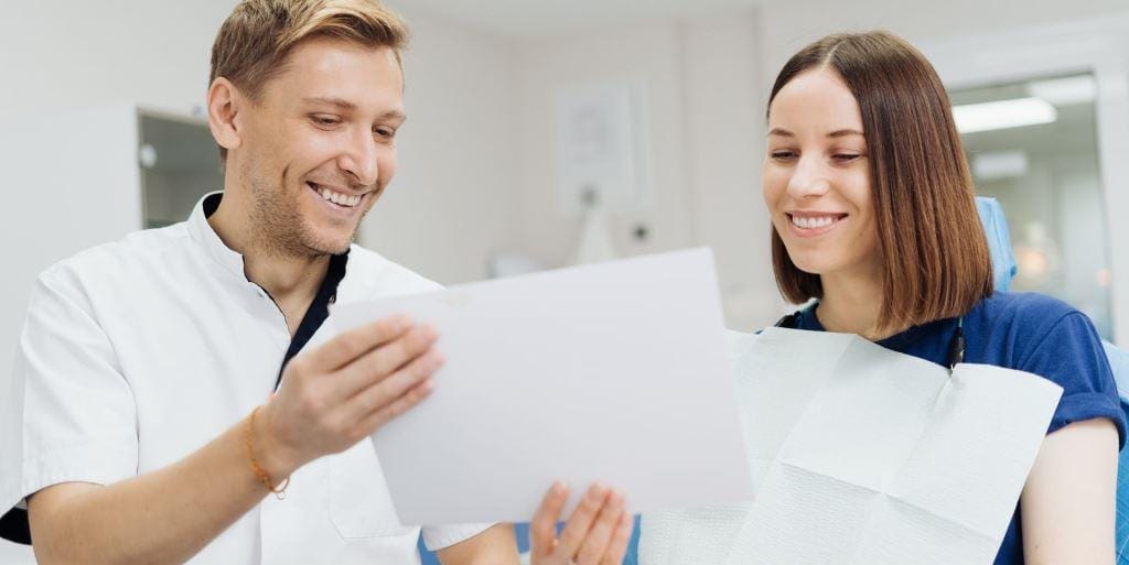 Dentysta omawia dokumenty z pacjentką