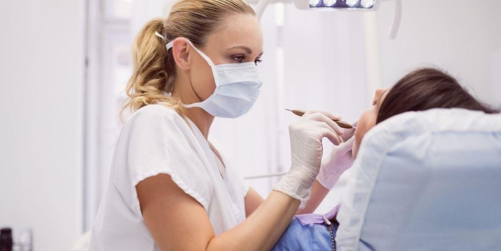 Dentystka bada jamę ustną pacjentki