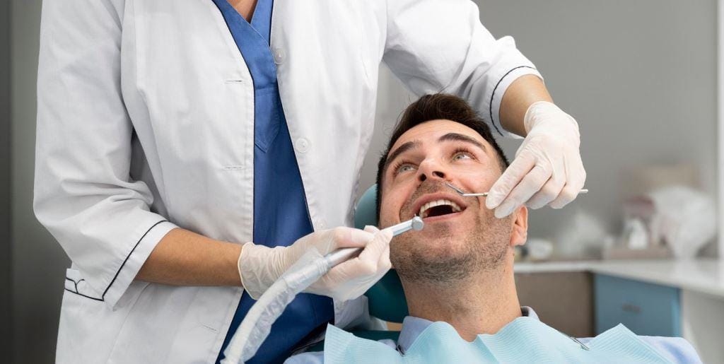 Dentysta badający jamę ustną pacjenta