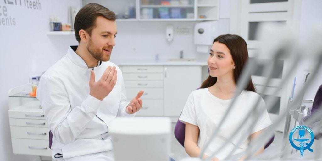 Dentysta rozmawiający z pacjentką podczas konsultacji