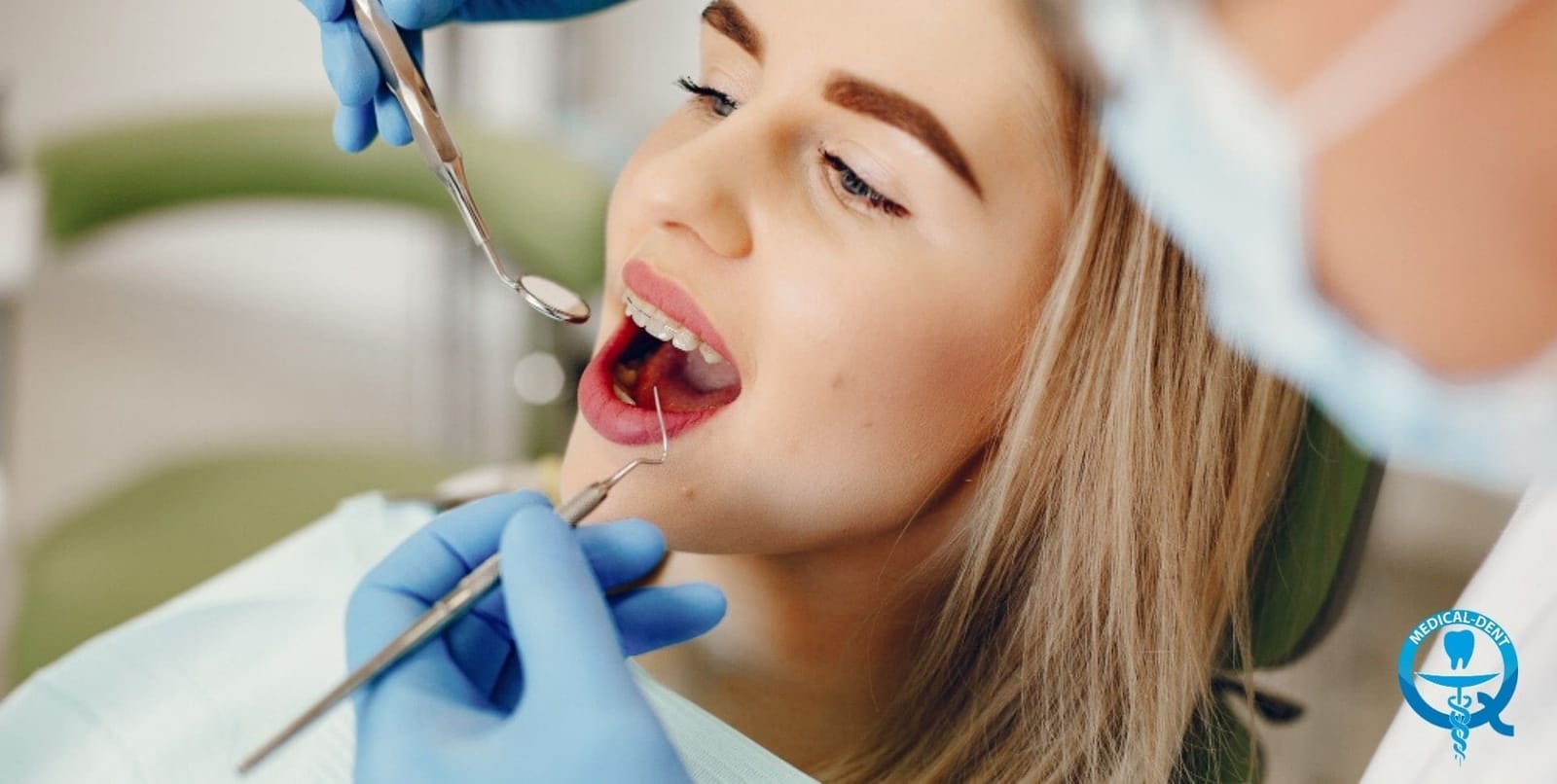 Dentysta badający zęby lusterkiem