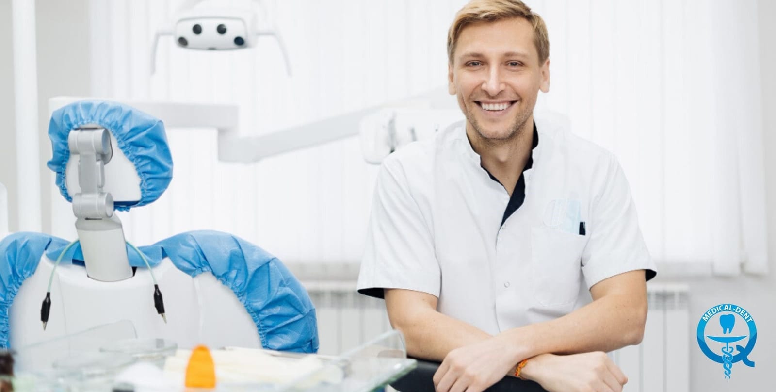 Osoba z zespołu stomatologicznego siedząca przy fotelu