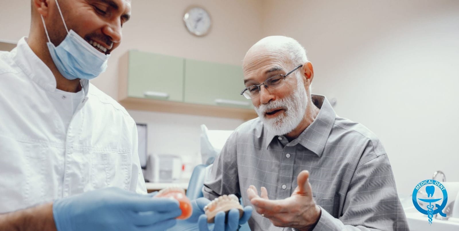 Dentysta omawia model uzębienia z pacjentem