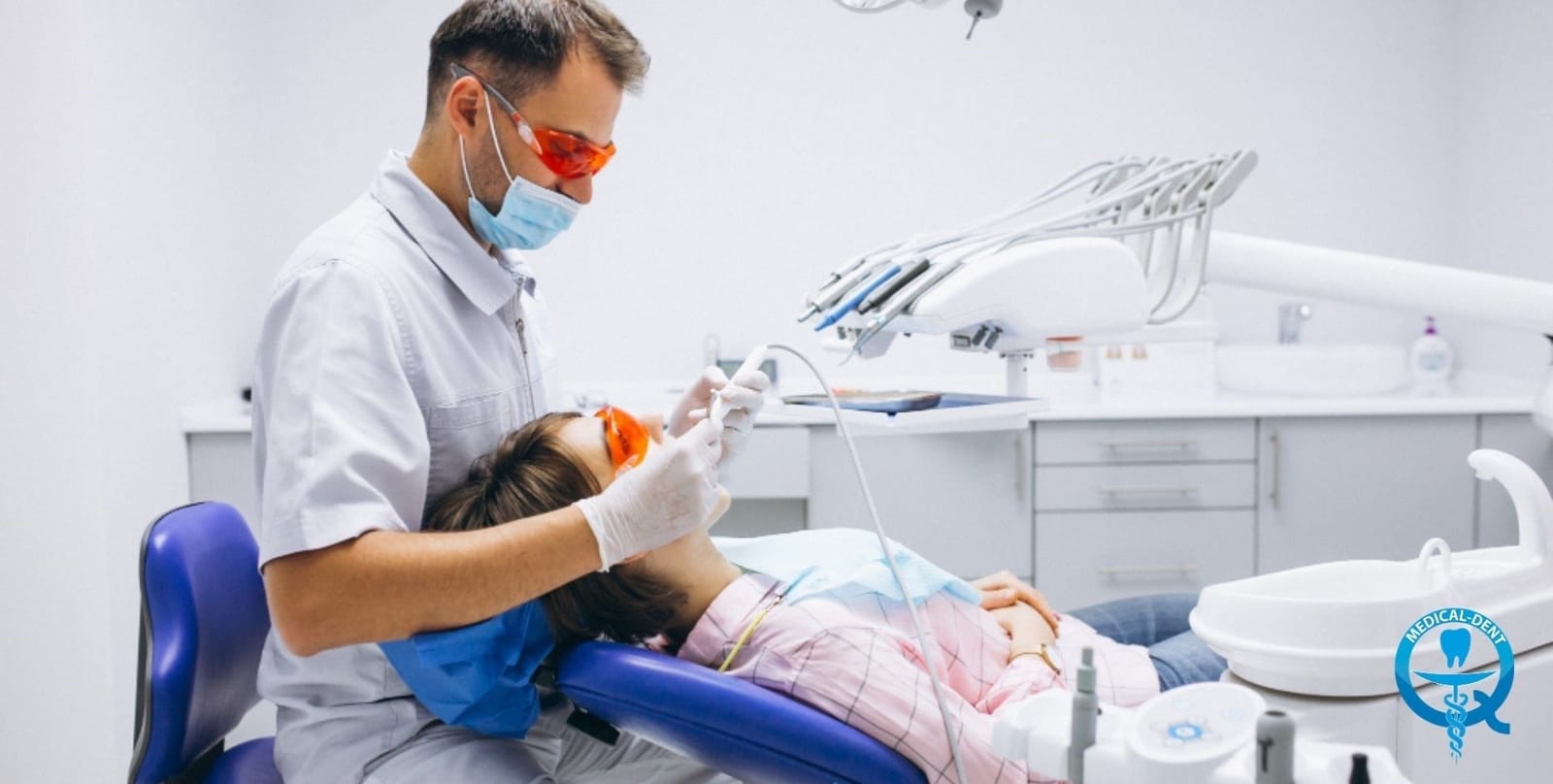 Dentysta podczas leczenia pacjentki