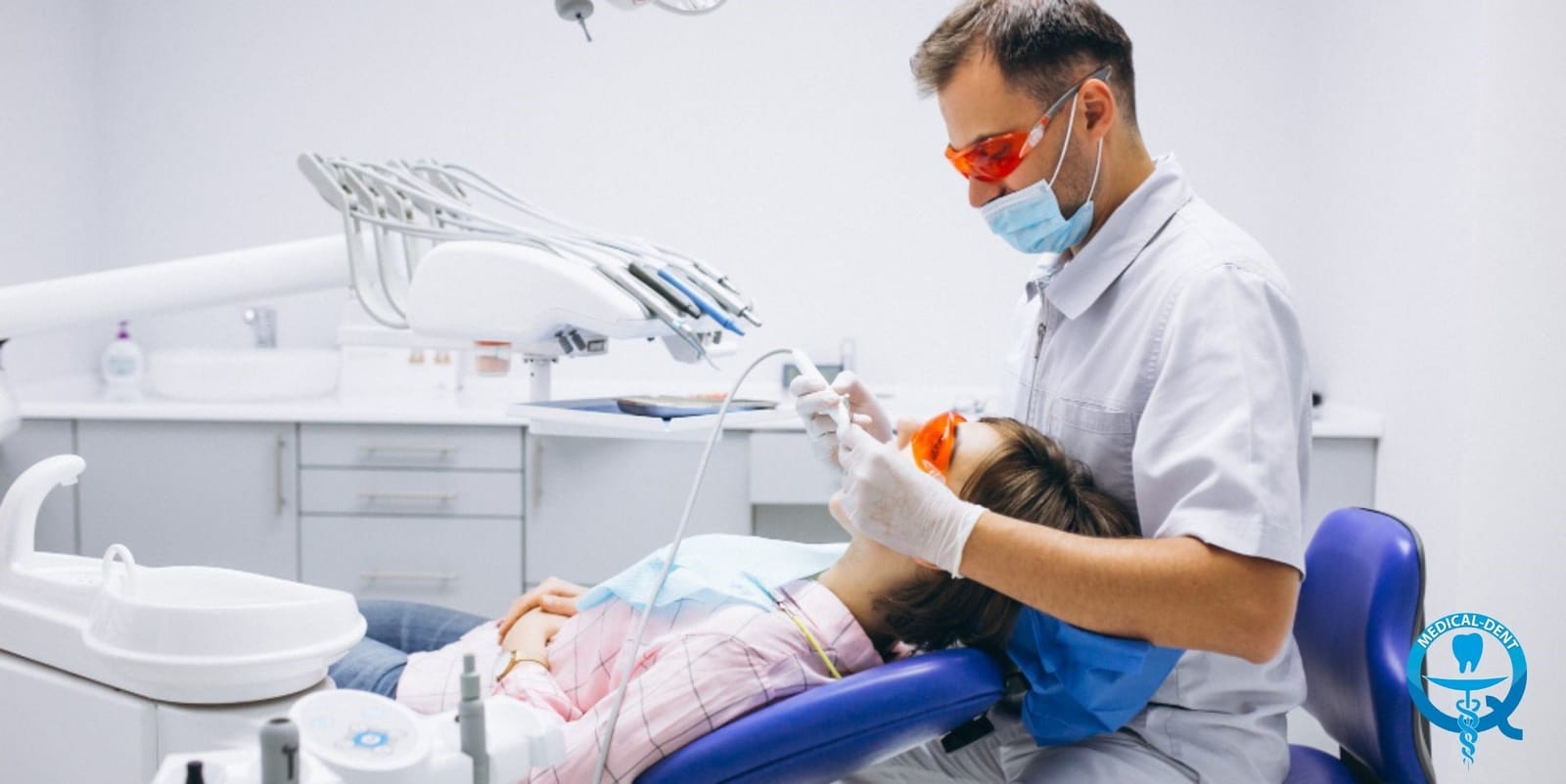 Leczenie pacjentki w fotelu stomatologicznym