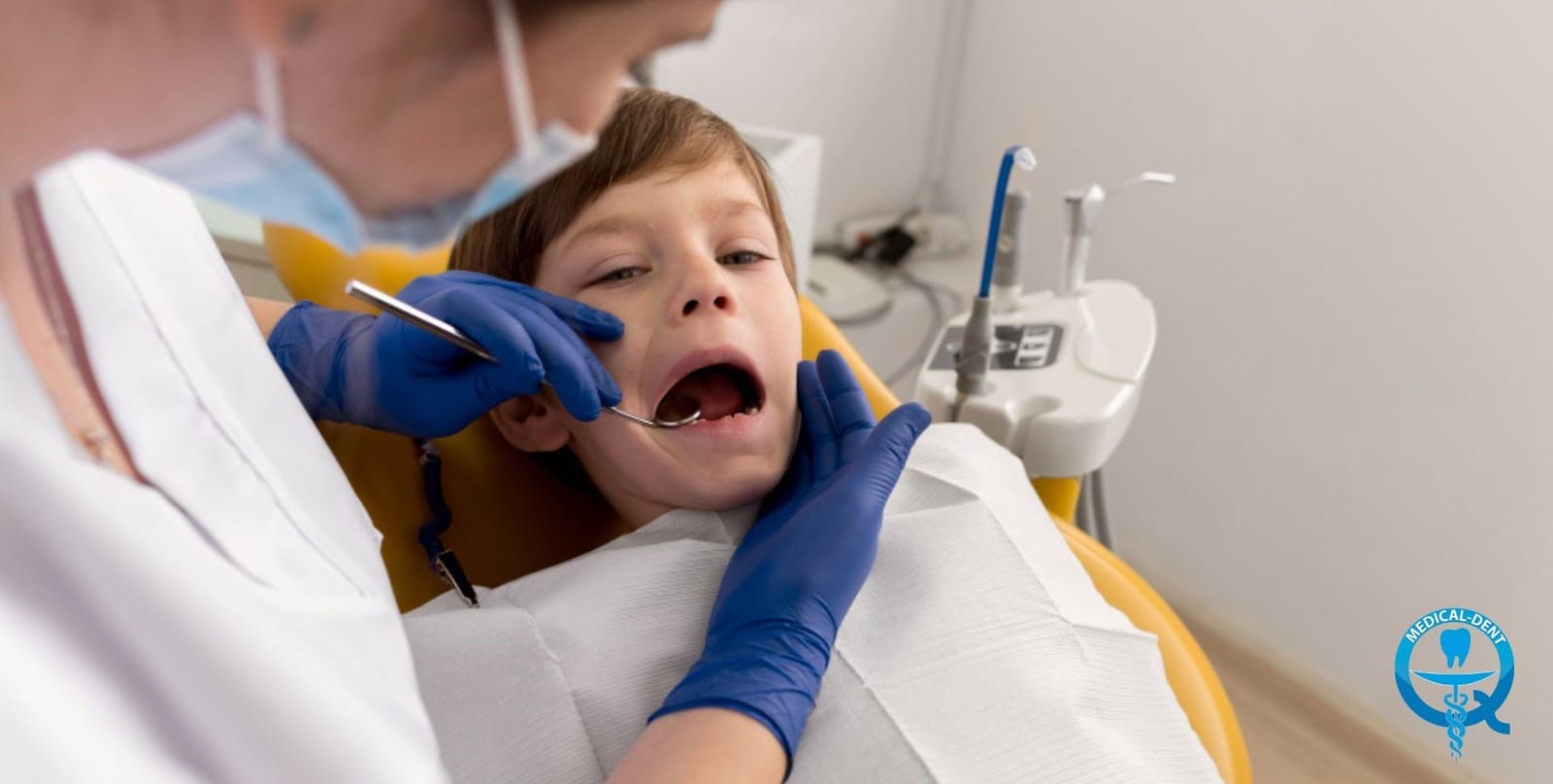 Dentystka bada zęby dziecka