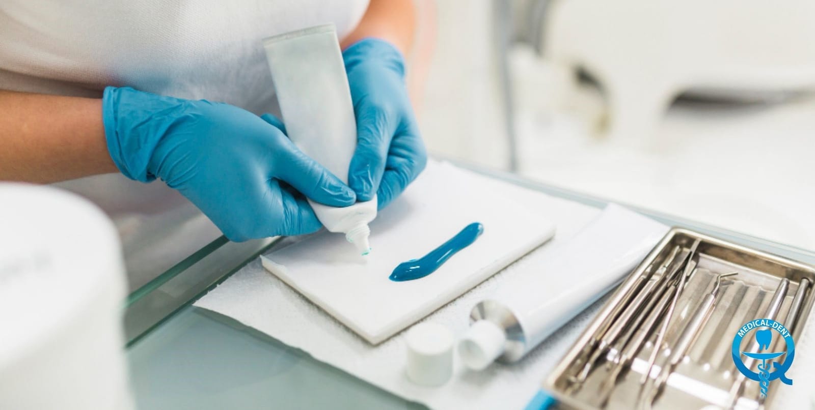 Dłonie w rękawiczkach przygotowujące materiały stomatologiczne