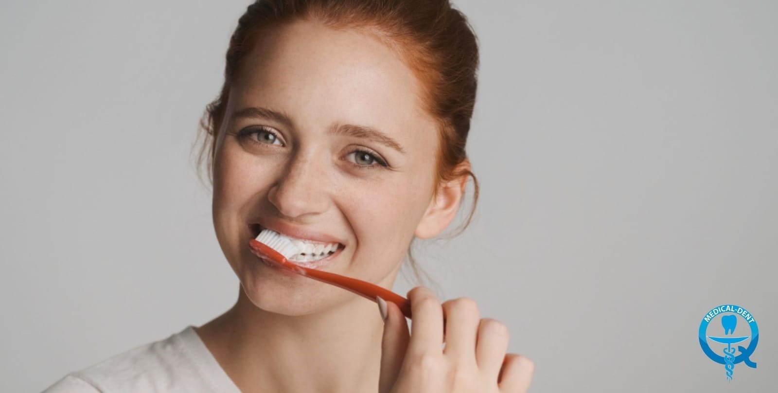 Kobieta szczotkująca zęby