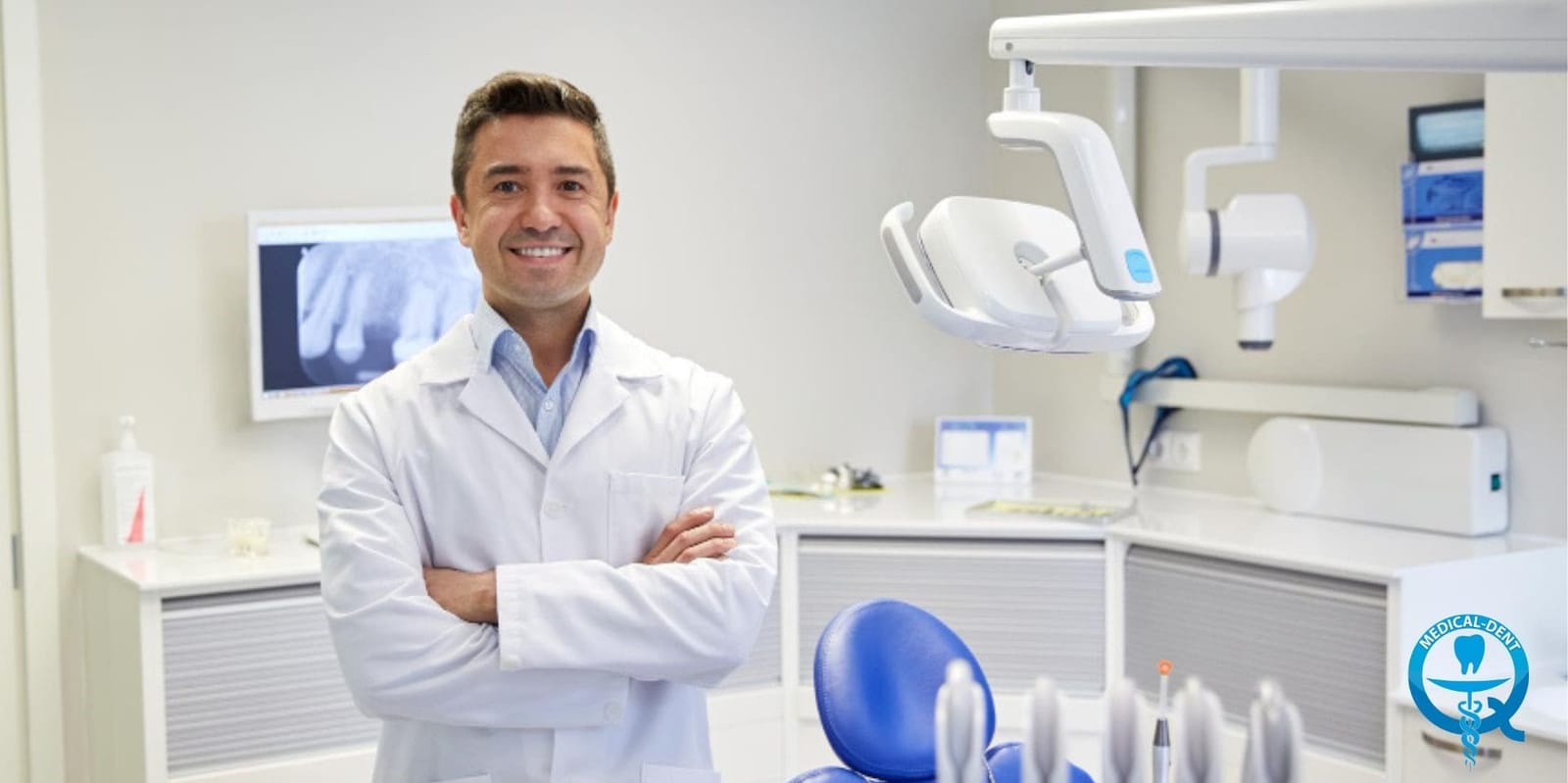 Dentysta w gabinecie stomatologicznym