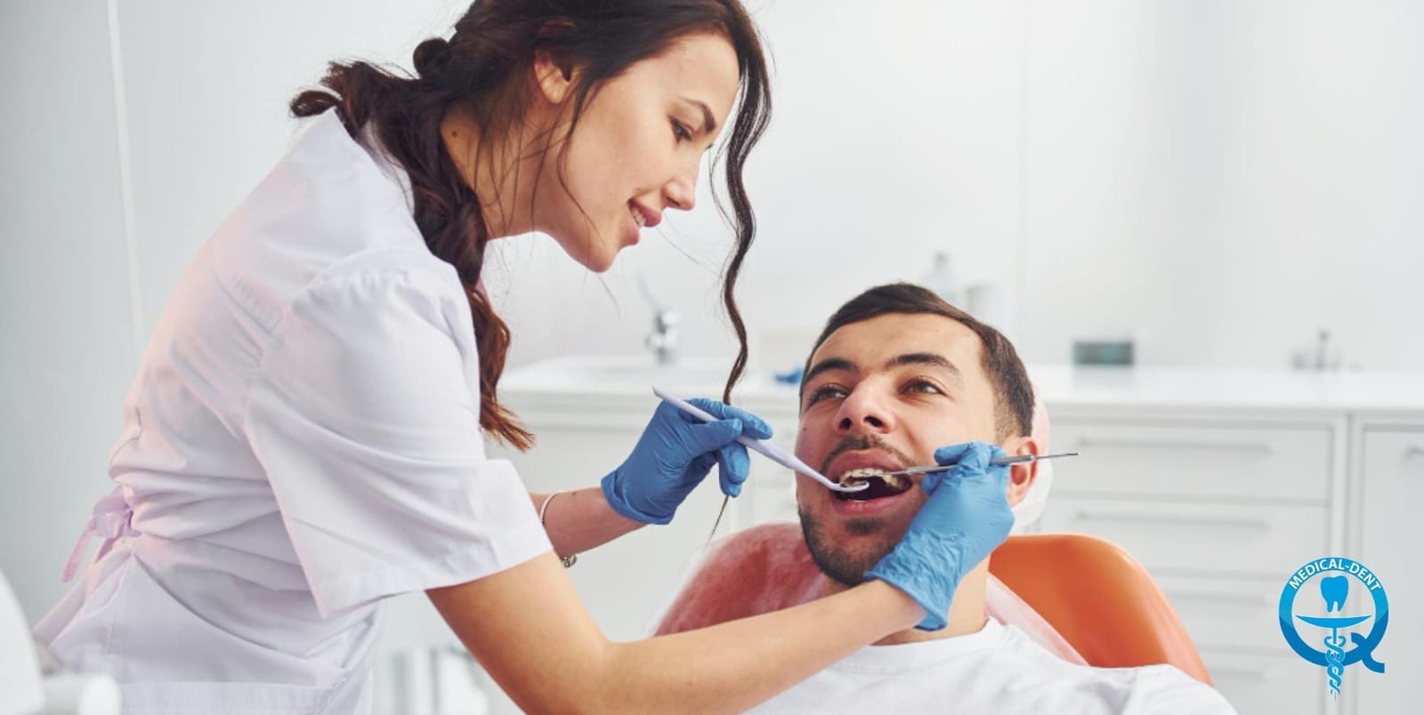 Dentysta bada pacjenta na fotelu dentystycznym
