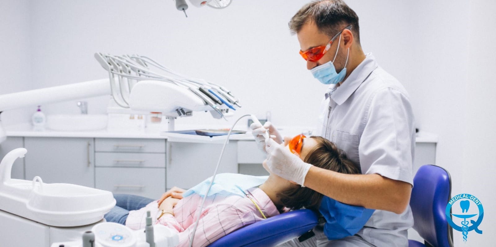 Osoba z zespołu stomatologicznego obok pacjenta