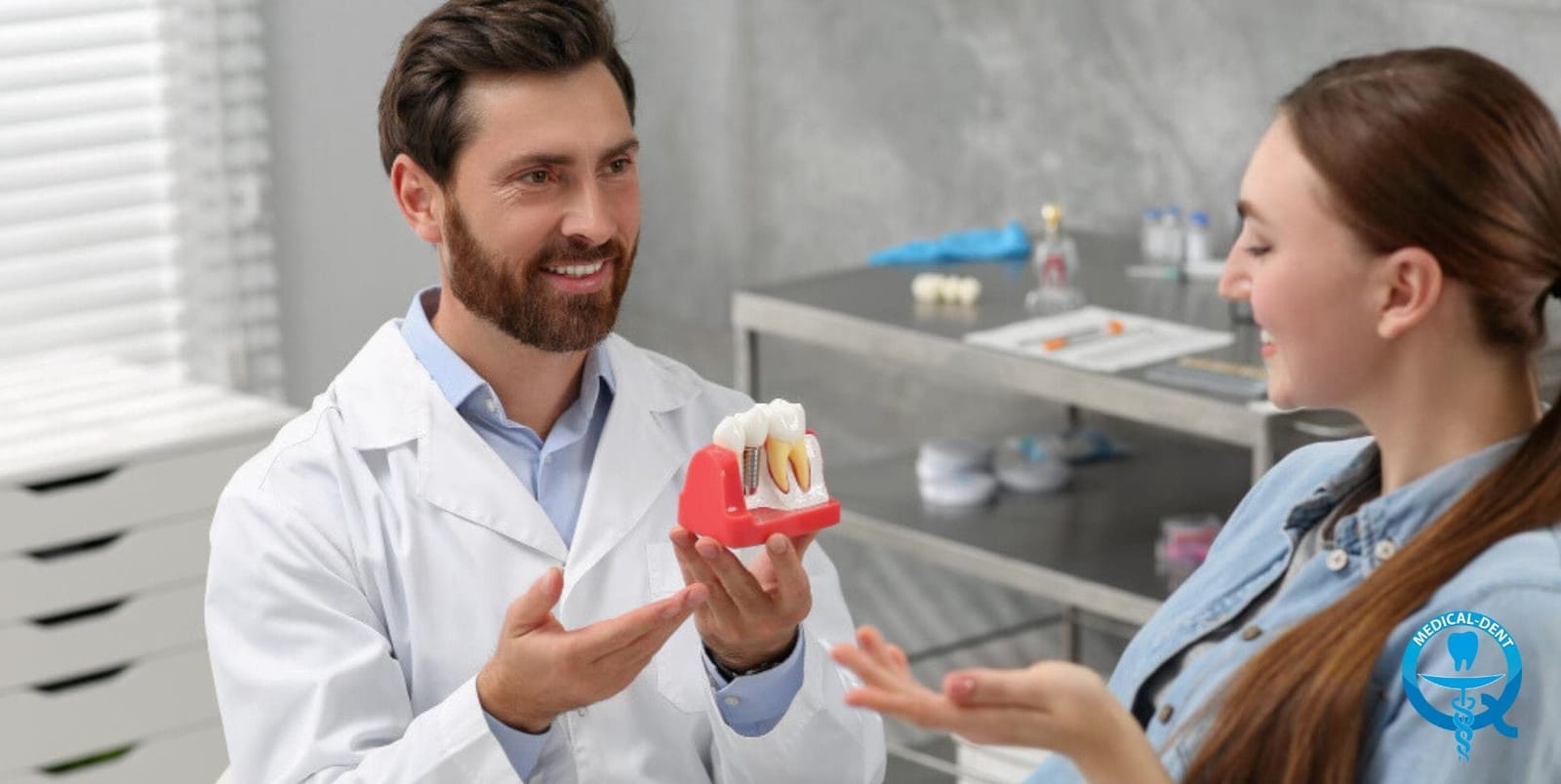 Dentysta pokazujący pacjentce model zęba