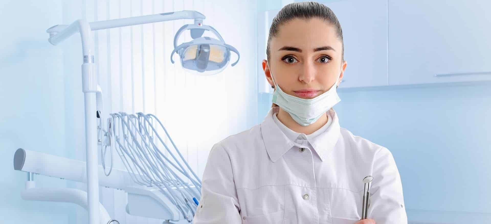 Pictura înfățișează o tânără dentistă îmbrăcată în șorț alb și mască chirurgicală. Ea se află într-un cabinet stomatologic, lângă un scaun stomatologic modern cu o lampă de tratament. Femeia are o privire încremenită și se uită direct în obiectiv.