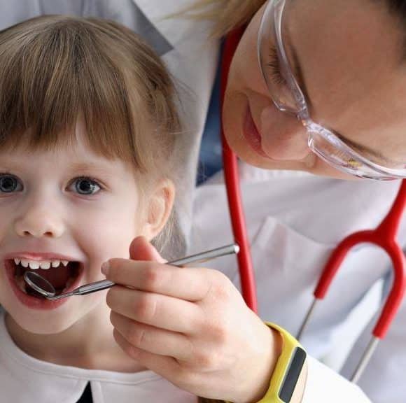 Zabiegi profilaktyczne dla dziecka – czyli jak zadbać o zdrowe zęby Twojego malucha