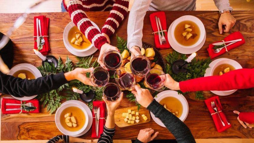 Bożonarodzeniowy karp, grzane wino, słodycze – jak dbać o zęby w święta?