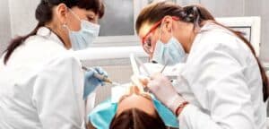 Dentálna hygiena v Spojenom kráľovstve - pieskovanie, odstraňovanie zubného kameňa, leštenie a fluoridácia zubov