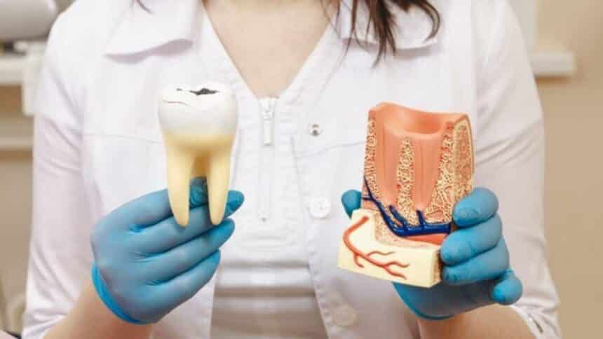 Recesja dziąseł, czyli odsłonięte szyjki zębowe  – przyczyny, objawy i leczenie
