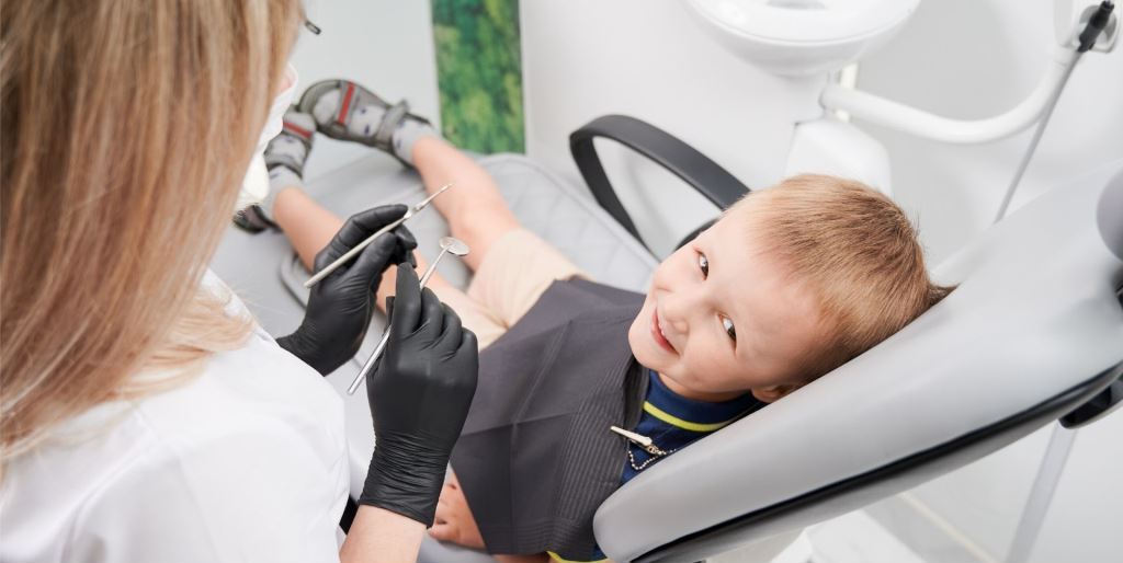 Cum îți pregătești copilul pentru o vizită la dentist?