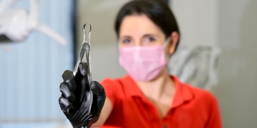 Отстраняване на задържан зъб в Обединеното кралство - как протича процедурата?
