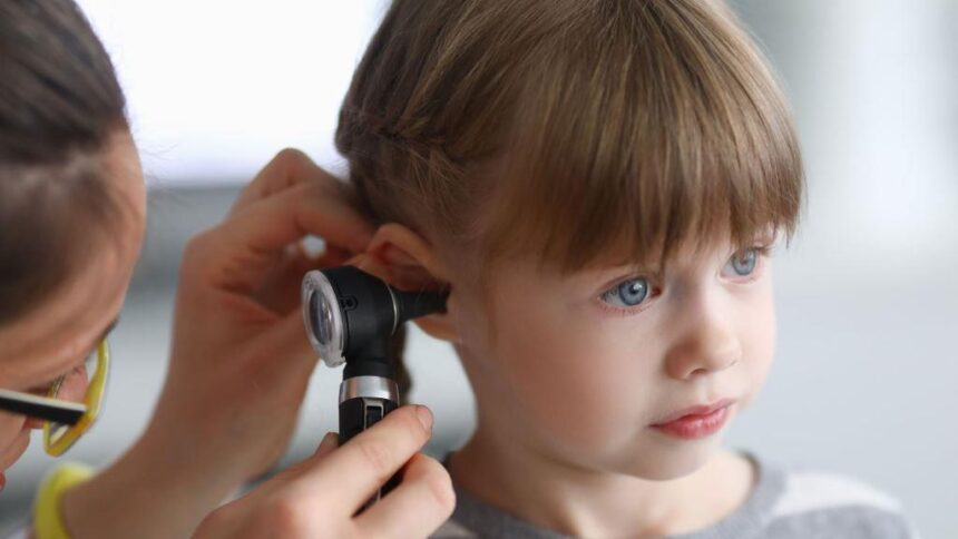 Ból ucha u dziecka od zęba – co robić?