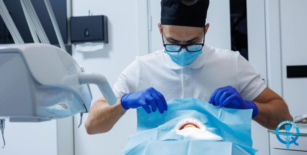 Dentysta w masce i rękawiczkach wykonuje zabieg chirurgicznego pokrycia odsłoniętych szyjek zębów w gabinecie stomatologicznym.