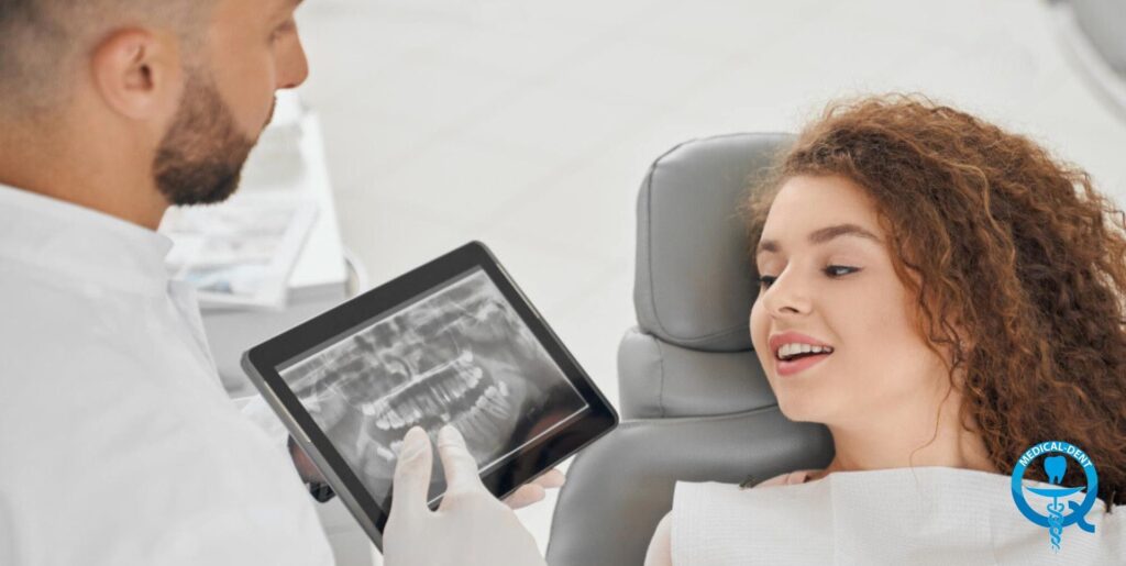 Зъболекар показва на пациент рентгенова снимка на зъбите му на таблет в стоматологичния кабинет