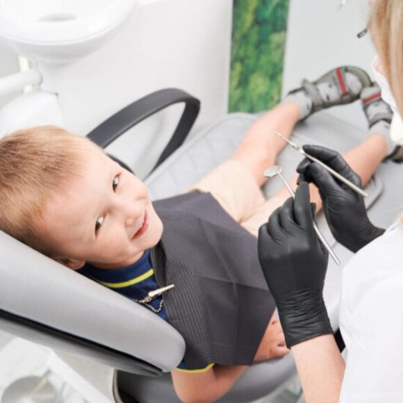 Opatrunek na zębie mlecznym – kiedy jest potrzebny i co warto o nim wiedzieć?